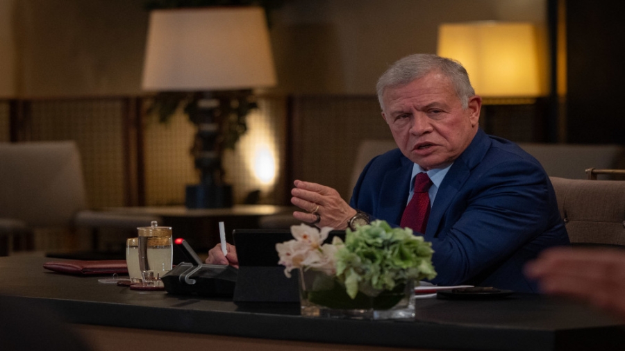 الملك يلتقي رؤساء وزراء ومسؤولين سابقين لبحث التطورات الإقليمية